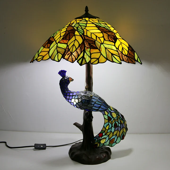 Abajur Tiffany Pavão 18" | base de pavão e árvore | Zélia Cristal