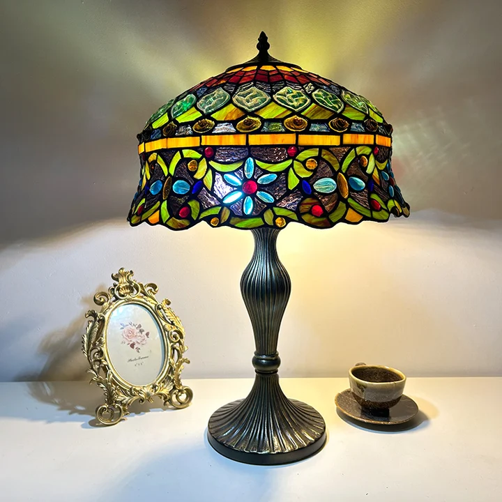Abajur de Mesa Tiffany Vitral Branco 16"