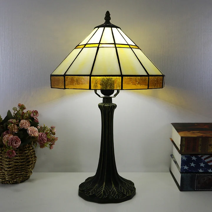 Abajur Tiffany Vitral Amarelo 12" | Verona Botanique